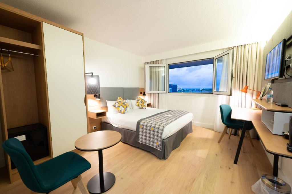 TV a/nebo společenská místnost v ubytování Holiday Inn Calais-Centre by IHG