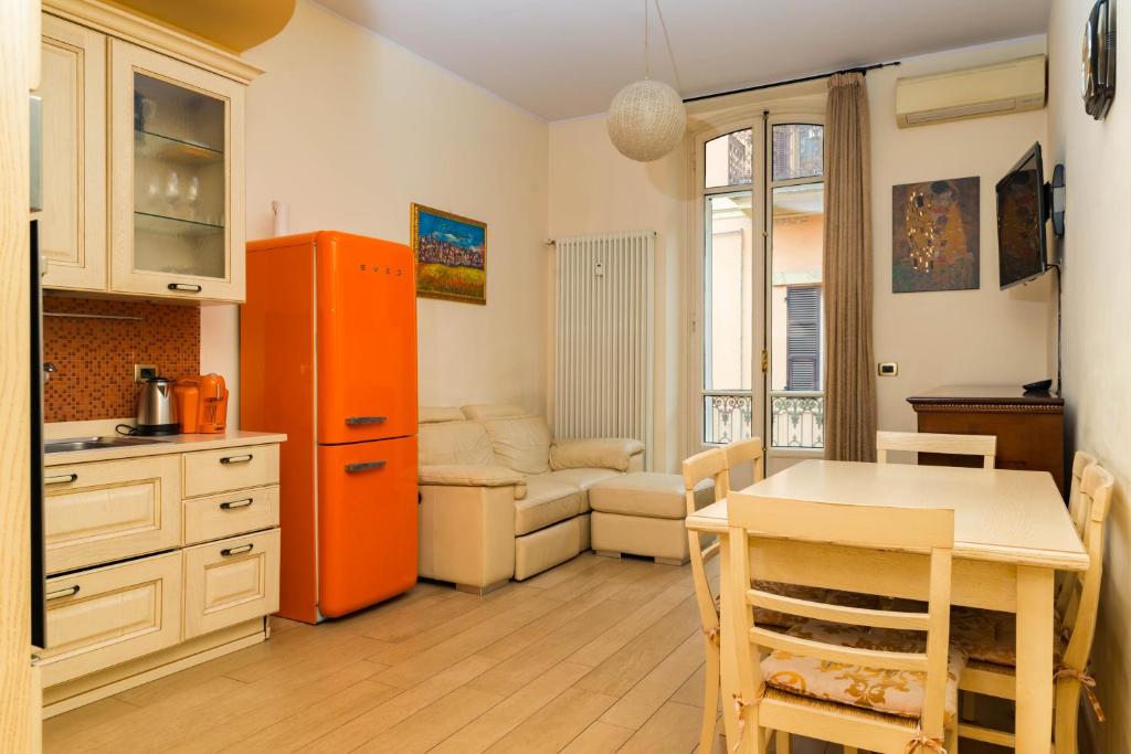 A kitchen or kitchenette at Alessandria Central Apt 10min walk Central Station