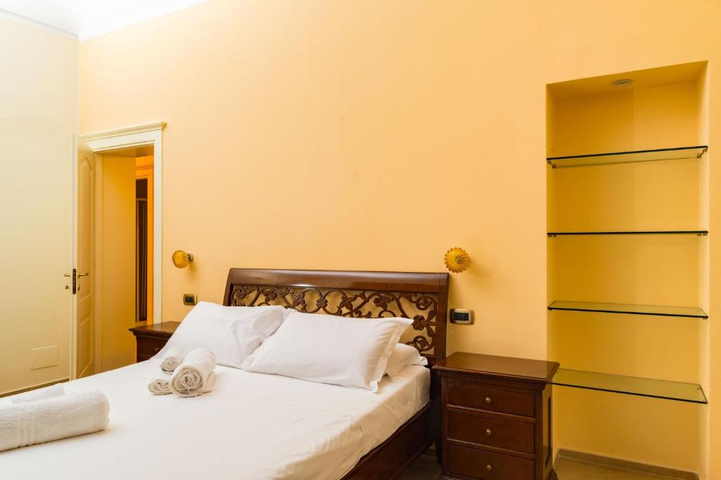 A bed or beds in a room at Alessandria Central Apt 10min walk Central Station
