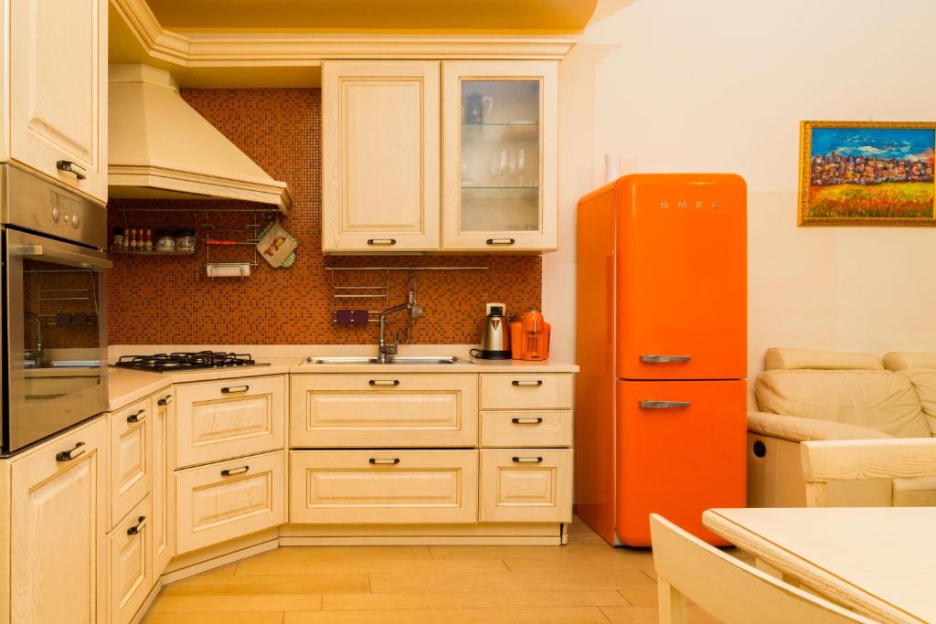 A kitchen or kitchenette at Alessandria Central Apt 10min walk Central Station