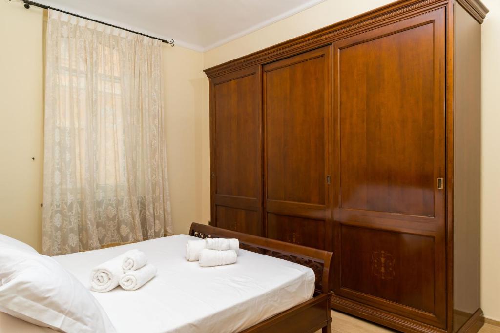 A bed or beds in a room at Alessandria Central Apt 10min walk Central Station