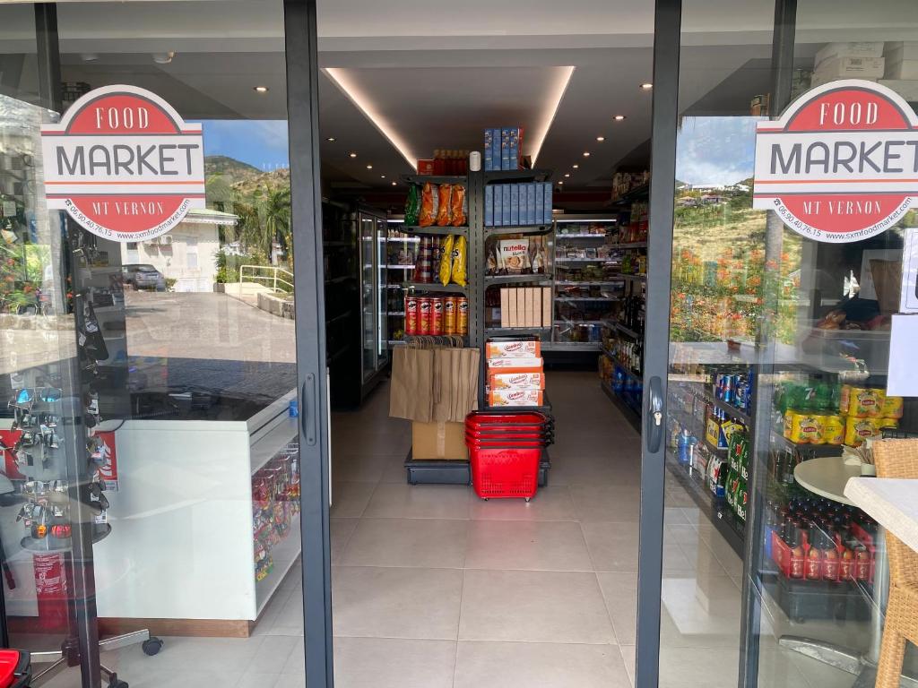 Supermarket nebo jiné obchody v  aparthotelu nebo okolí