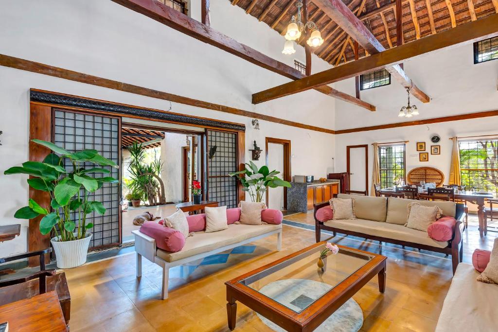 Χώρος καθιστικού στο SaffronStays Laburnum House - 3BHK Pet-Friendly Villa with Pool, Lawn & Countryside Views