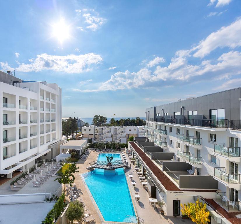 una imagen del patio de un hotel con piscina en Anemi Hotel & Suites, en Pafos