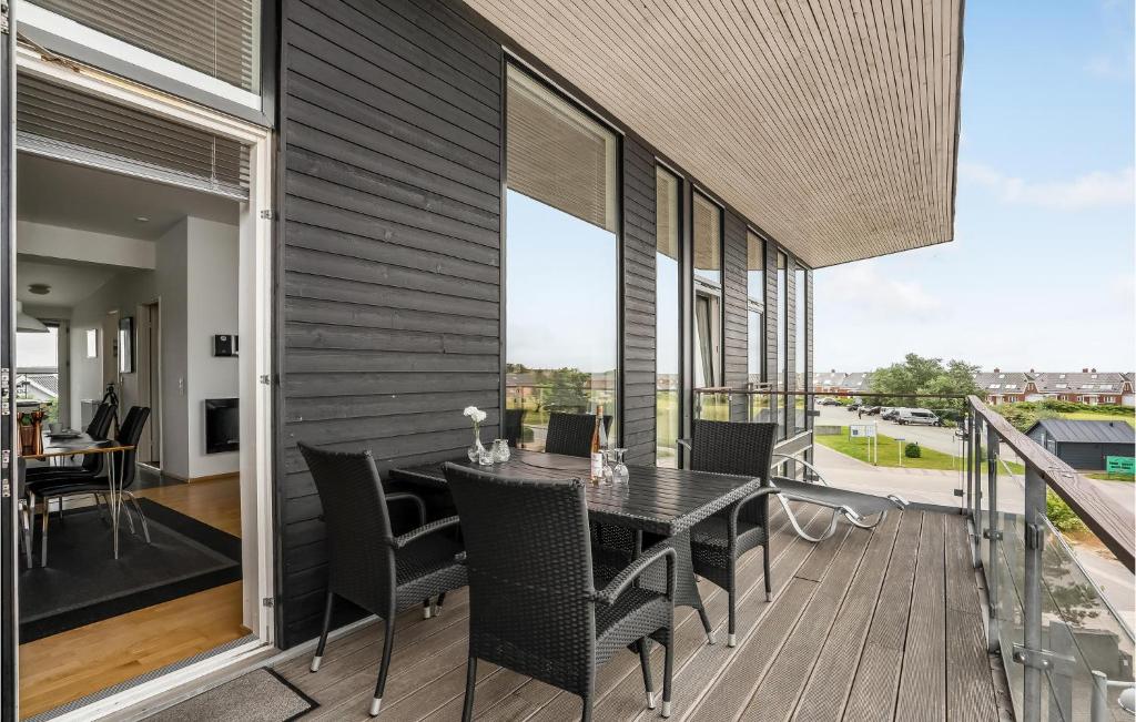 een eetkamer met een tafel en stoelen op een balkon bij Amazing Apartment In Rm With Kitchen in Rømø Kirkeby