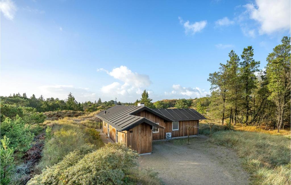 una cabaña de madera en medio de un bosque en 3 Bedroom Stunning Home In Skagen en Hulsig