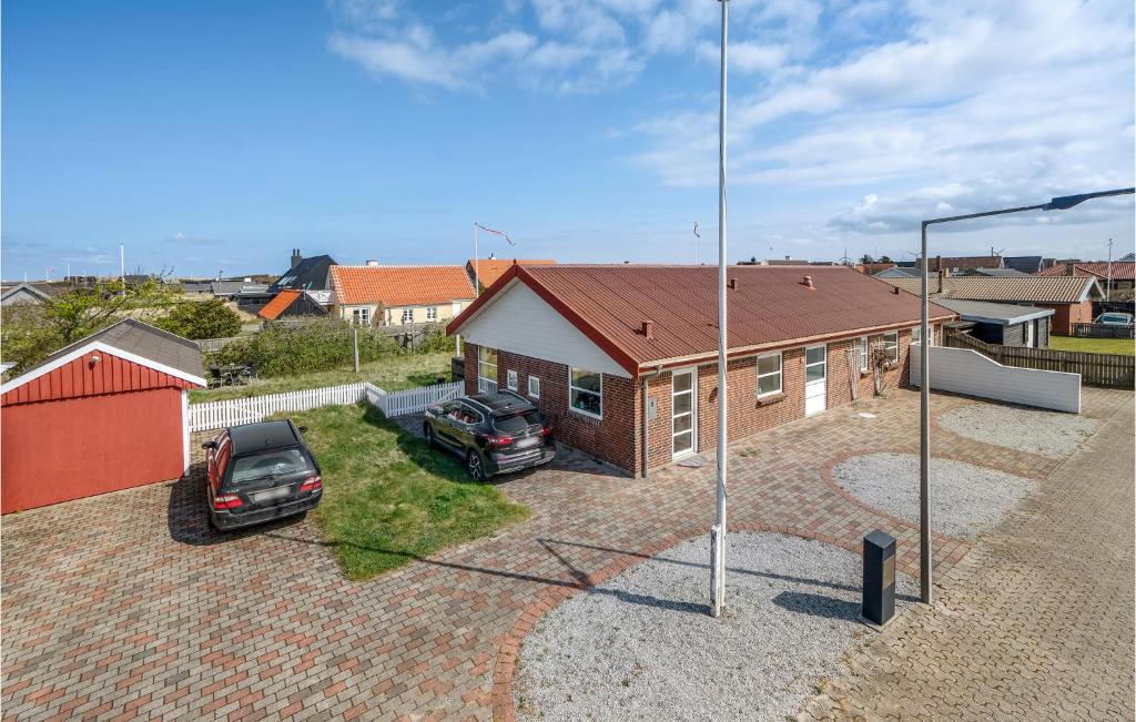 スケーエンにあるStunning Home In Skagen With 3 Bedrooms And Wifiの駐車場二台の家
