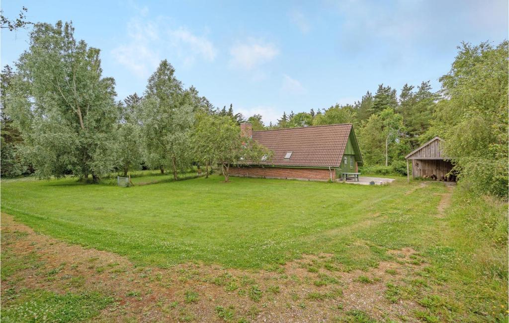 einen großen Hof mit Scheune und Haus in der Unterkunft Nice Home In Lkken With Wifi in Lønstrup