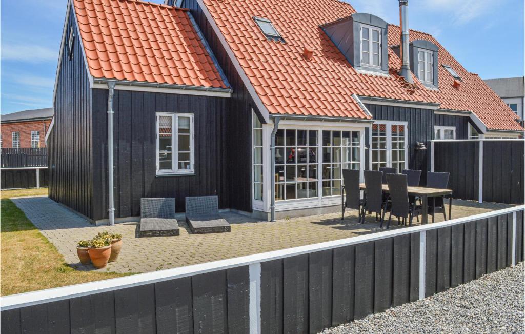 スケーエンにあるAwesome Home In Skagen With 3 Bedrooms And Wifiのパティオ(テーブル、椅子付)