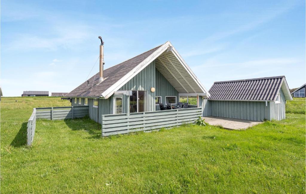 ロンストラップにあるGorgeous Home In Hjrring With House Sea Viewの草原小さな緑家