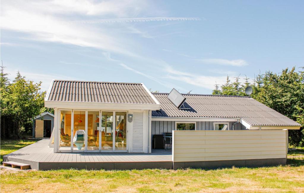 une petite maison blanche avec un toit dans l'établissement Villa Mormor, à Løkken