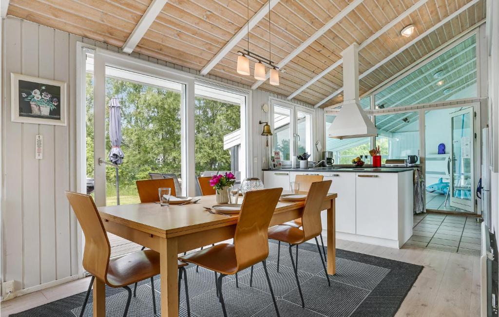 Kuchyň nebo kuchyňský kout v ubytování Holiday Home Rævevej Bindslev