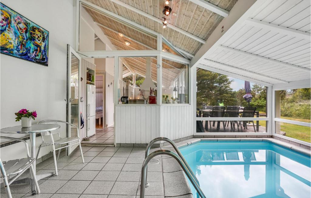 Bazén v ubytování Holiday Home Rævevej Bindslev nebo v jeho okolí