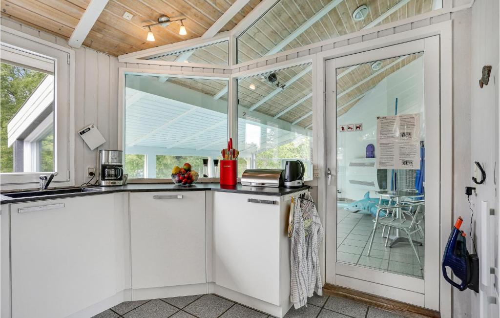 Kuchyň nebo kuchyňský kout v ubytování Holiday Home Rævevej Bindslev