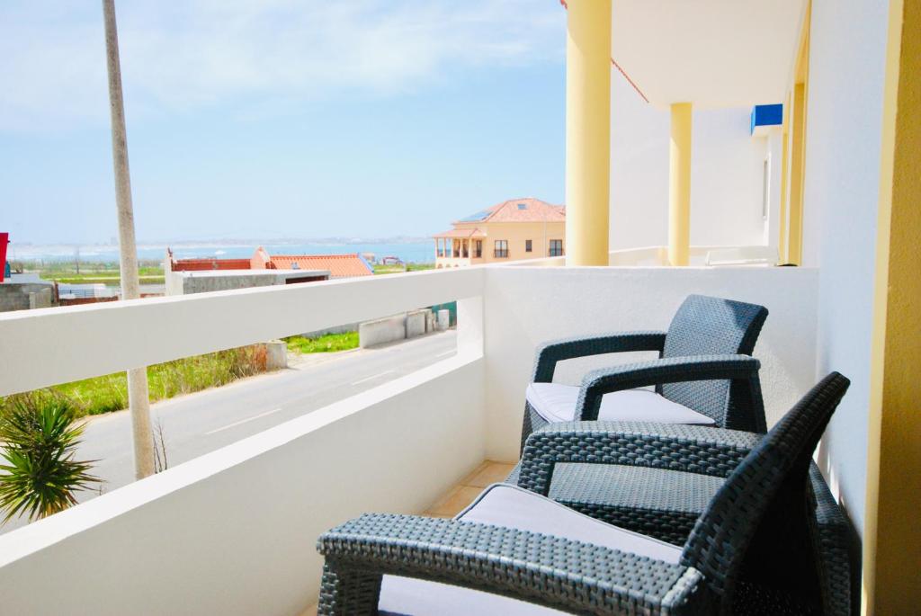 フェレルにあるCatarina House - Baleal Beach, Balcony, Poolの通りの景色を望むバルコニー(椅子付)