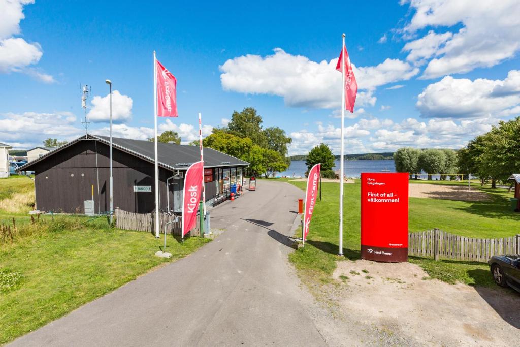 uma estrada com bandeiras vermelhas em frente a um edifício em First Camp Nora - Bergslagen em Nora