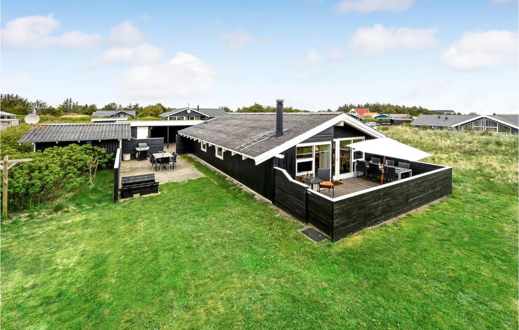 una vista aérea de una casa negra en un campo verde en Beautiful Home In Hvide Sande With Kitchen, en Bjerregård