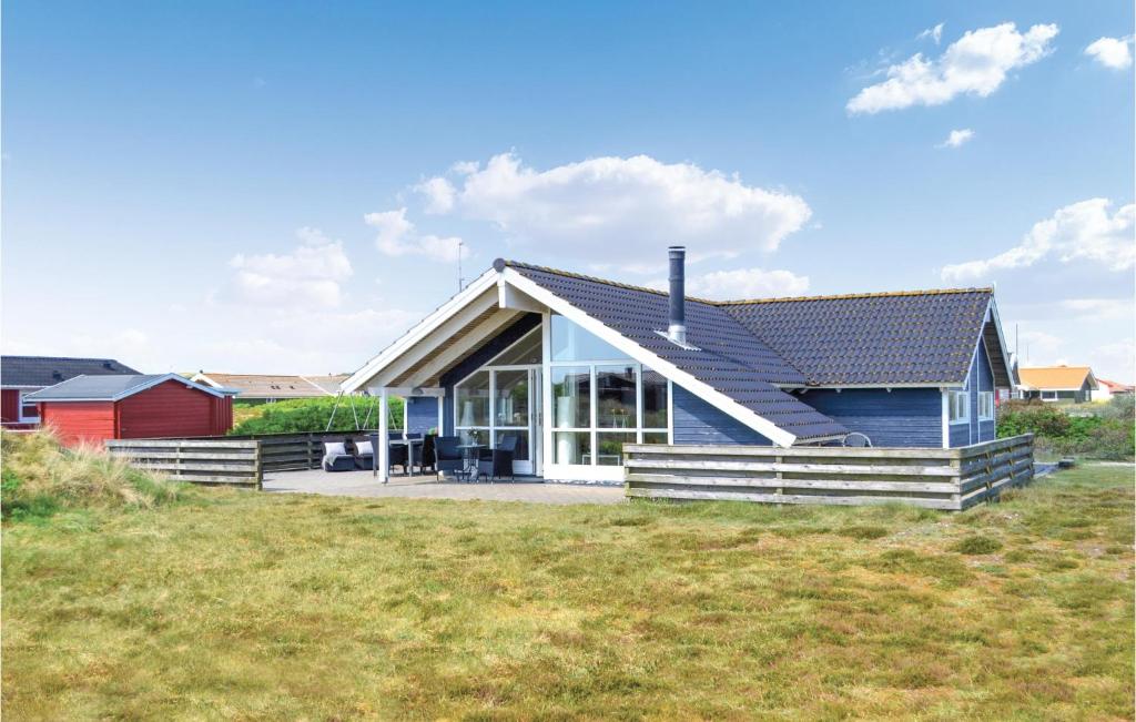 BjerregårdにあるGorgeous Home In Hvide Sande With Kitchenの芝生の上に縞模様の家