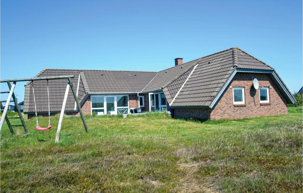 BjerregårdにあるLovely Home In Hvide Sande With Saunaの遊び場付きの家