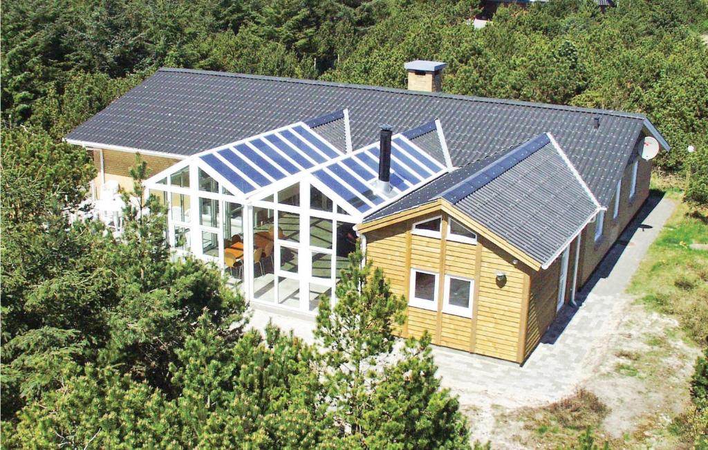 ブラーバンドにあるBeautiful Home In Blvand With 6 Bedrooms, Sauna And Wifiの太陽電池パネル付きの家屋の頭上