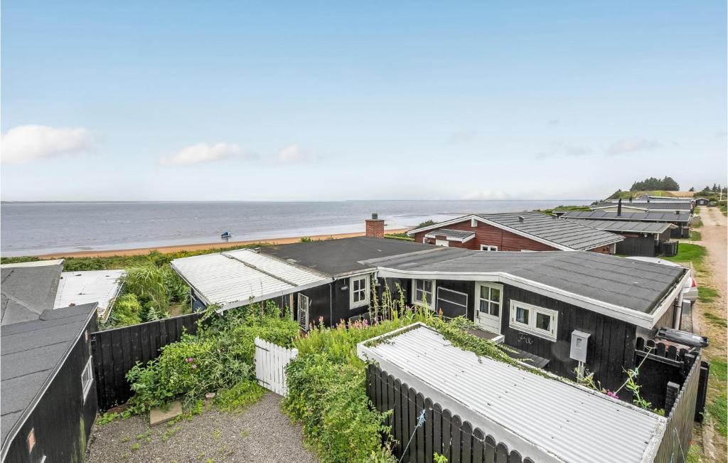 イェアティングにある2 Bedroom Cozy Home In Esbjerg Vの海を背景とした一軒家