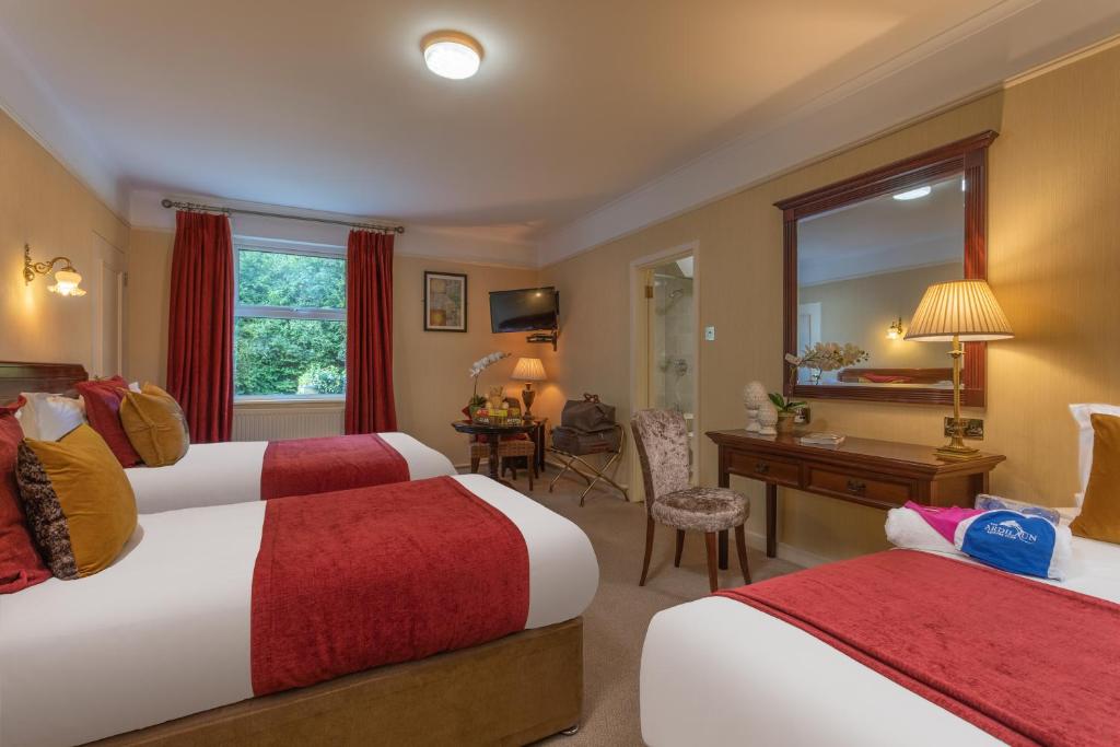 Postel nebo postele na pokoji v ubytování The Ardilaun Hotel