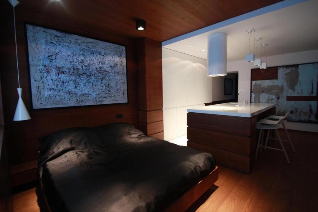 een slaapkamer met een bed, een aanrecht en een bureau bij Modern & Resto Apartments in Krakau