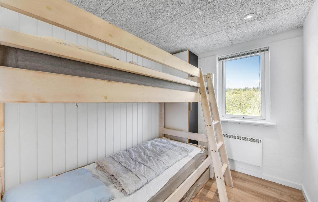 Postel nebo postele na pokoji v ubytování Beautiful Home In Ringkøbing With Sauna
