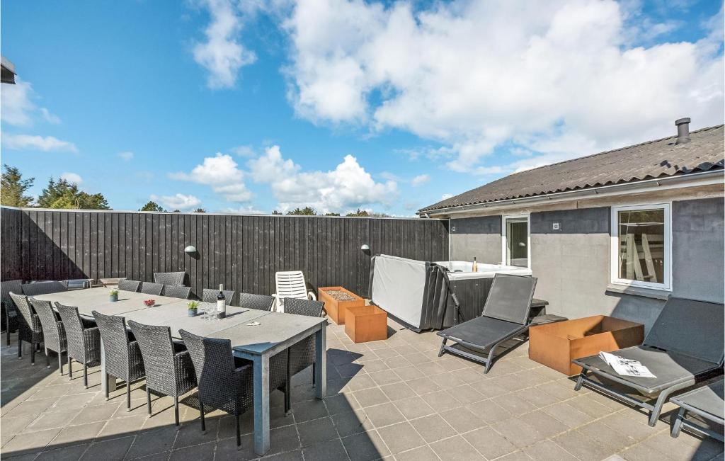 Patio nebo venkovní prostory v ubytování Beautiful Home In Ringkøbing With Sauna
