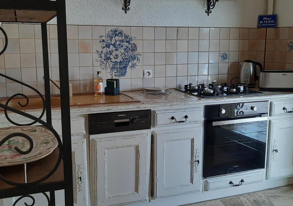 Kuchyňa alebo kuchynka v ubytovaní Echappée en Provence Appartement Mont Mirail
