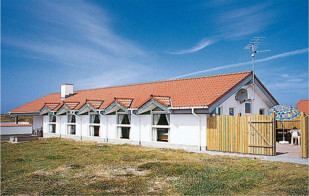 クリムトラにあるAmazing Home In Thisted With Saunaの赤い屋根の白い大きな建物