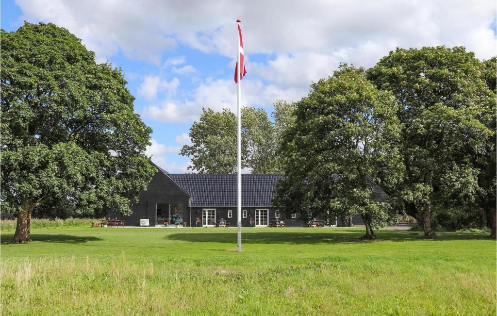 eine Flagge auf einer Stange vor einem Gebäude in der Unterkunft Awesome Home In Grindsted With Kitchen in Grindsted