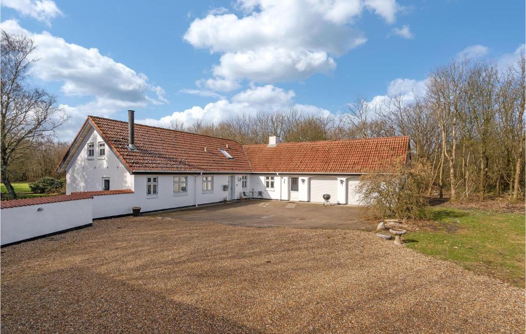 a white house with a large driveway in front of it at Gorgeous Home In Grindsted With Wifi in Grindsted