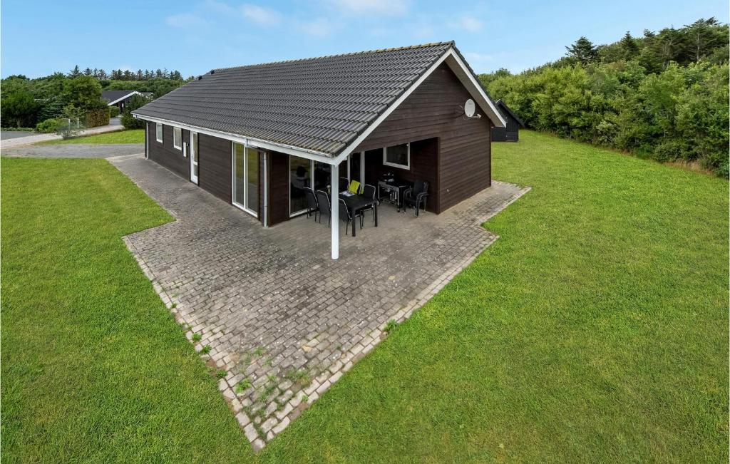 an overhead view of a small house on a lawn at Holiday Home Sydmarken Xi in Falen