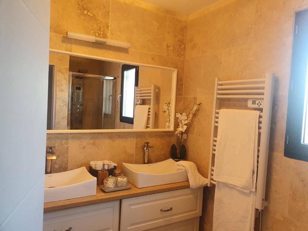 Kúpeľňa v ubytovaní villa 4 étoiles avec piscine et pool house