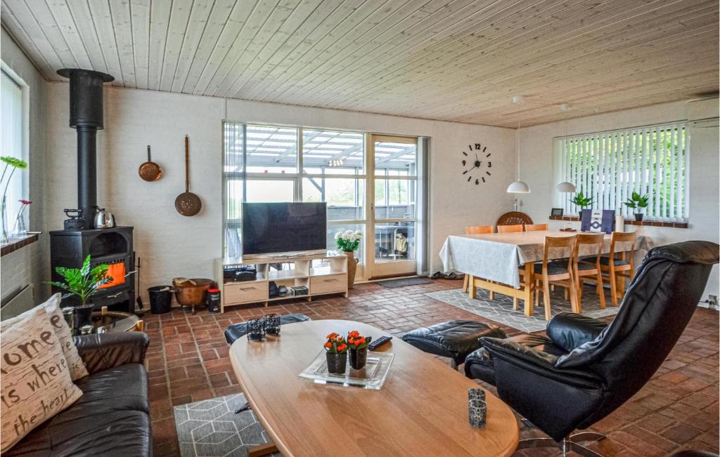 TV a/nebo společenská místnost v ubytování Cozy Home In Vinderup With Wifi