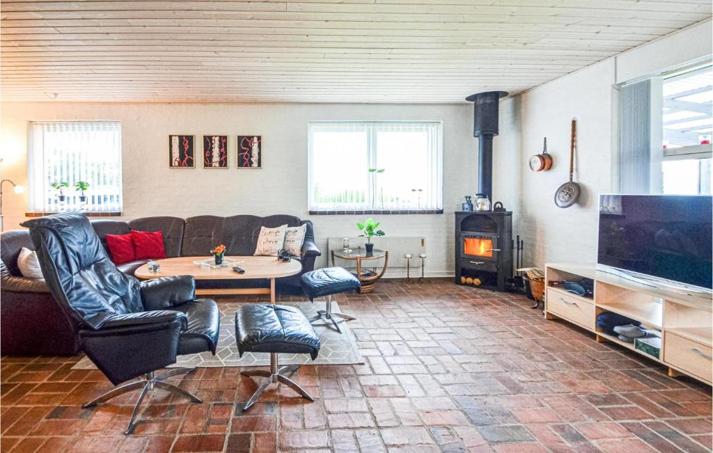 TV a/nebo společenská místnost v ubytování Cozy Home In Vinderup With Wifi