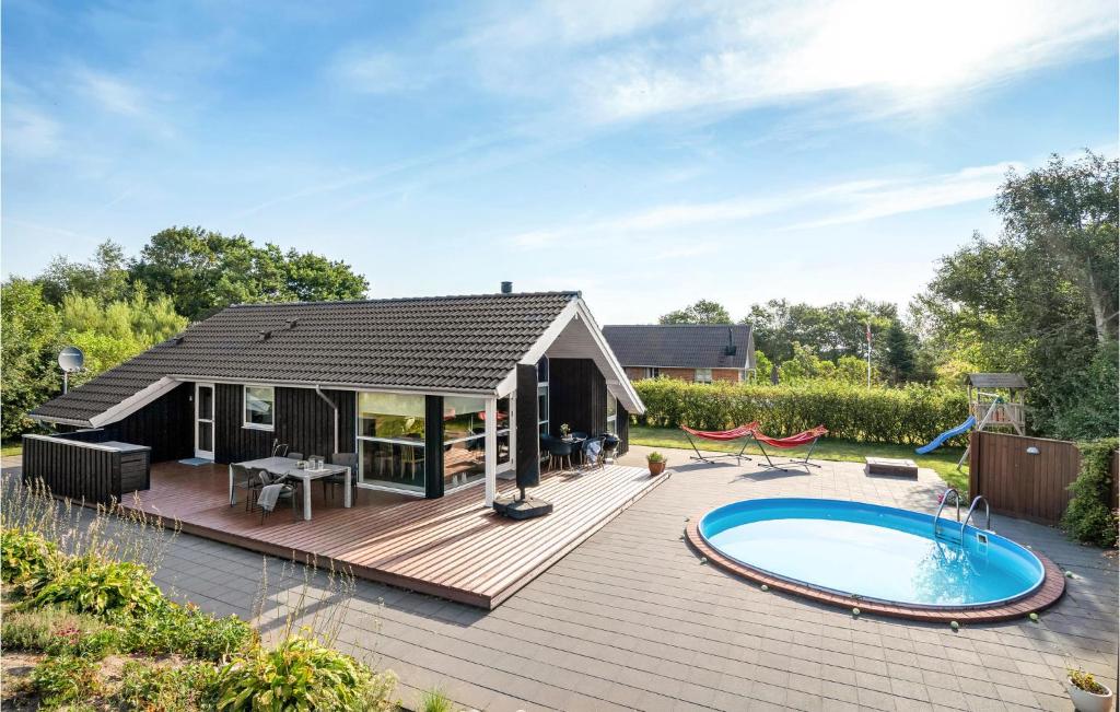 um deque de madeira com uma piscina e uma casa em Gorgeous Home In Vemb With Outdoor Swimming Pool em Vemb