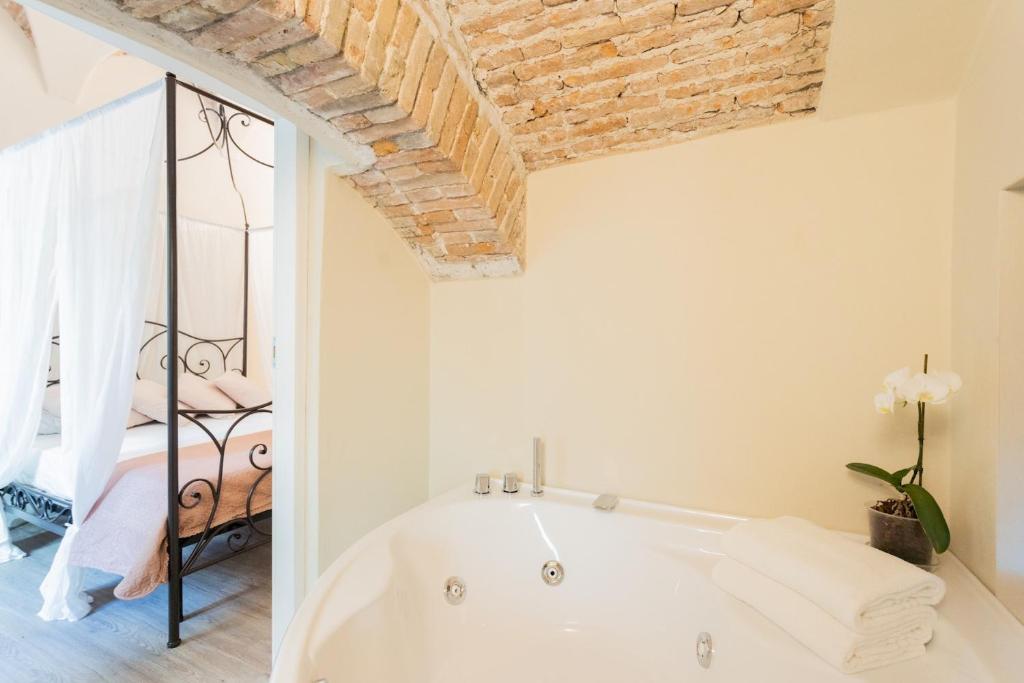 A bed or beds in a room at Romantic Escape city centre with Jacuzzi & Parking by Rent All Como