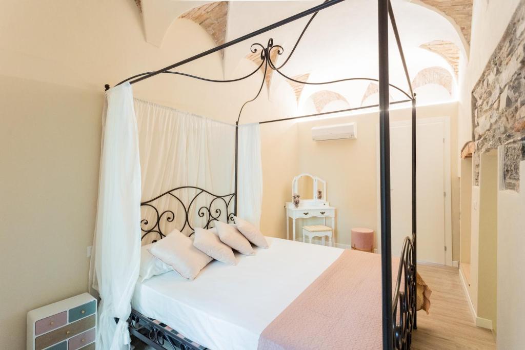 A bed or beds in a room at Romantic Escape city centre with Jacuzzi & Parking by Rent All Como
