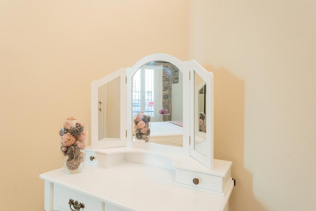 A bathroom at Romantic Escape city centre with Jacuzzi & Parking by Rent All Como