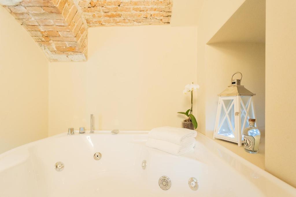 A bathroom at Romantic Escape city centre with Jacuzzi & Parking by Rent All Como