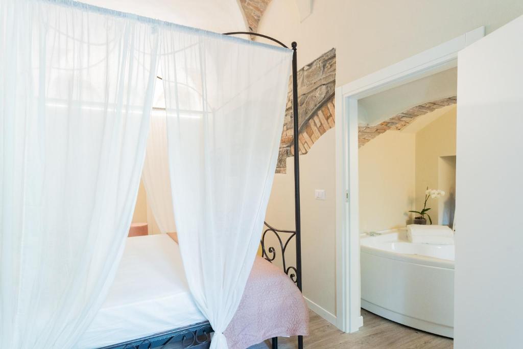 A bed or beds in a room at Romantic Escape city centre with Jacuzzi & Parking by Rent All Como