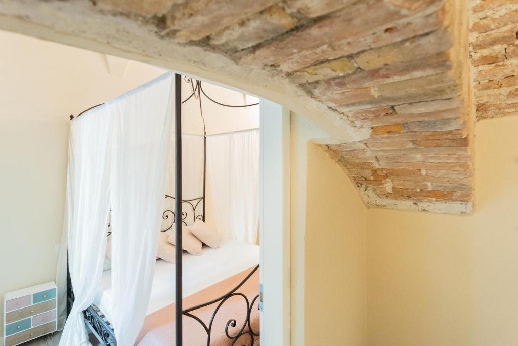 Kép Romantic Escape city centre with Jacuzzi & Parking by Rent All Como szállásáról Comóban a galériában