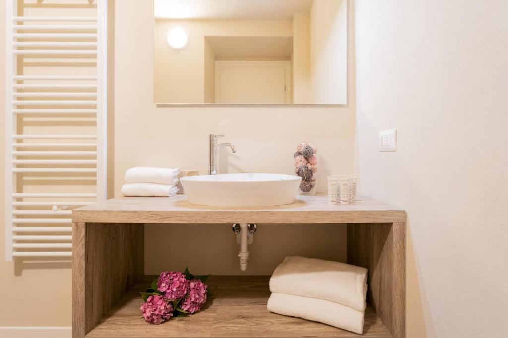 A bathroom at Romantic Escape city centre with Jacuzzi & Parking by Rent All Como