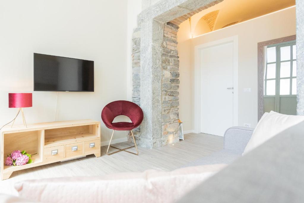 A television and/or entertainment centre at Romantic Escape city centre with Jacuzzi & Parking by Rent All Como