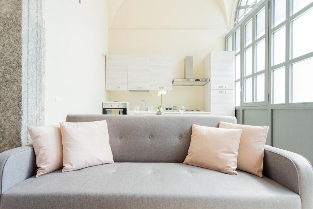 A kitchen or kitchenette at Romantic Escape city centre with Jacuzzi & Parking by Rent All Como