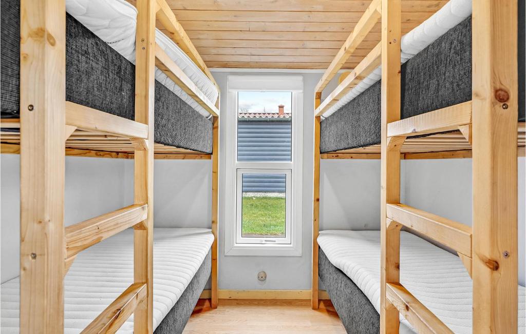 Postel nebo postele na pokoji v ubytování Cozy Home In Hanstholm With Wifi