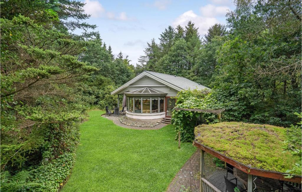 una vista aérea de un cenador en un jardín en Stunning Home In Herning With Wifi en Kølkær