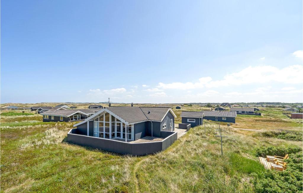 Lild StrandにあるAmazing Home In Frstrup With 4 Bedrooms, Sauna And Wifiの草原上家